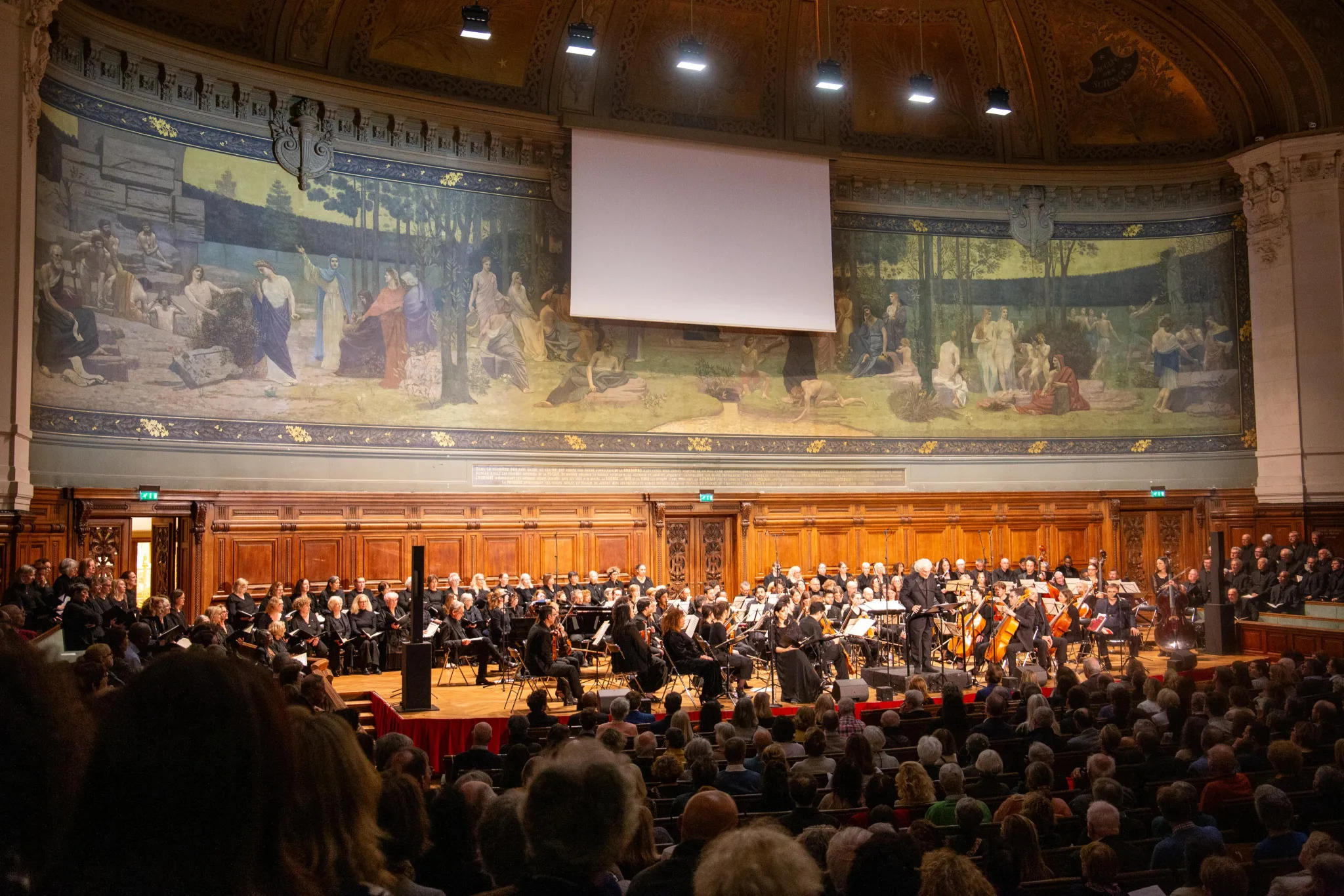 Chœur et orchestre réunis sur scène au Grand Amphithéâtre de la Sorbonne lors du concert Defiant Requiem : Verdi à Terezín, 19 mai 2026